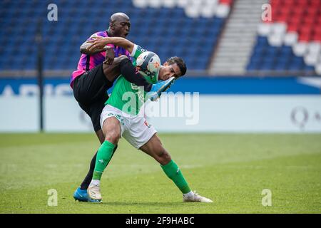 Paris, Frankreich. April 2021. Danilo Pereira (L) von Paris Saint Germain steht während des Fußballspiels der französischen Ligue 1 zwischen Paris Saint Germain (PSG) und Saint-Etienne in Paris, Frankreich, am 18. April 2021, mit Aimen Moueffek von Saint-Etienne in Verbindung. Quelle: Aurelien Morissard/Xinhua/Alamy Live News Stockfoto