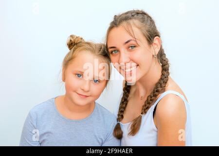 Portrait von zwei schön liebenswert winsome attraktiv schön ziemlich fröhlich Fröhliche Schwestern auf weißem, isoliertem Hintergrund Stockfoto