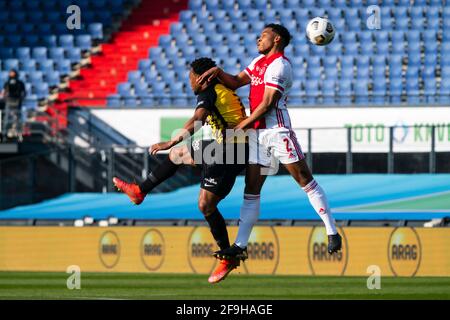 Lois Openda (Vitesse) duelliert Jurrien Timber (Ajax) beim Finale des KNVB-CUPS Ajax-Vitesse am 18 2021. April in Rotterdam Niederlande Foto von SCS/Sander Chamid/AFLO (HOLLAND OUT) Stockfoto