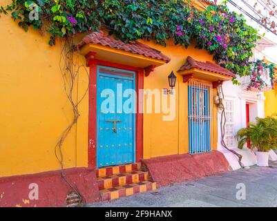 Malerische, farbenfrohe Straßen von Cartagena im historischen Getsemani-Viertel in der Nähe der ummauerten Stadt Ciudad Amurallada. Stockfoto