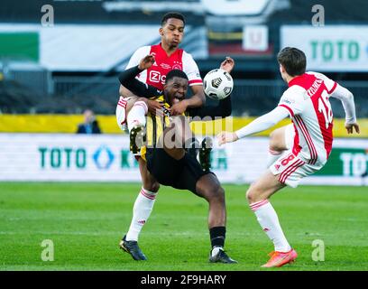 Riechedly Bazoer (Vitesse) duelliert Jurrien Timber (Ajax) und Jurgen Ekkelenkamp von Ajax beim KNVB-POKALFINALE Ajax-Vitesse am 18 2021. April in Rotterdam Niederlande Foto von SCS/Sander Chamid/AFLO (HOLLAND OUT) Stockfoto