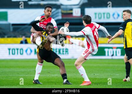 Riechedly Bazoer (Vitesse) duelliert Jurrien Timber (Ajax) und Jurgen Ekkelenkamp von Ajax beim KNVB-POKALFINALE Ajax-Vitesse am 18 2021. April in Rotterdam Niederlande Foto von SCS/Sander Chamid/AFLO (HOLLAND OUT) Stockfoto