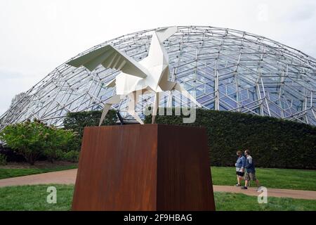 St. Louis, Usa. April 2021. Besucher kommen am Sonntag, den 18. April 2021, an der Hero's Horse Sculpture in der Nähe des Climatron in den Missouri Botanical Gardens in St. Louis vorbei. Die Skulptur ist eine von 18 vom Künstler Kevin Box aus Santa Fe und seinem Origami in the Garden geschaffenen Installationen, die bis Oktober Vögel, Ponys, Boote, Kraniche und Schmetterlinge zeigen. Foto von Bill Greenblatt/UPI Credit: UPI/Alamy Live News Stockfoto