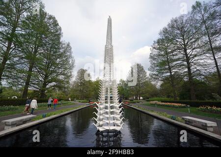 St. Louis, Usa. April 2021. Besucher kommen am Sonntag, den 18. April 2021, an der Master Peace Sculpture in der Nähe des Climatron in den Missouri Botanical Gardens in St. Louis vorbei. Die Skulptur ist eine von 18 vom Künstler Kevin Box aus Santa Fe und seinem Origami in the Garden geschaffenen Installationen, die bis Oktober Vögel, Ponys, Boote, Kraniche und Schmetterlinge zeigen. Foto von Bill Greenblatt/UPI Credit: UPI/Alamy Live News Stockfoto