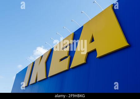 Ottawa, Ontario, Kanada - 18. April 2021: Das IKEA-Logo hängt als großes Schild an der Seite des Möbelhauses der schwedischen Kette in Ottawa's Pinecrest Stockfoto