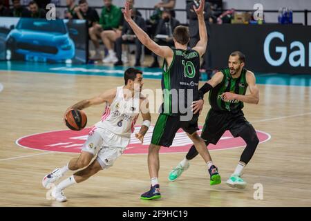 Madrid, Spanien. April 2021. >Alberto Abalde (weiß) beim Real Madrid Sieg über den Club Joventut Badalona (101 - 92) im Liga Endesa regulären Saisonspiel (Tag 32), das in Madrid (Spanien) im Wizink Center gefeiert wurde. April 2021. (Foto von Juan Carlos García Mate/Pacific Press) Quelle: Pacific Press Media Production Corp./Alamy Live News Stockfoto