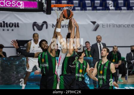 Madrid, Spanien. April 2021. Alberto Abalde (weiß) beim Real Madrid-Sieg über den Club Joventut Badalona (101 - 92) im regulären Saisonspiel der Liga Endesa (Tag 32), das in Madrid (Spanien) im Wizink Center gefeiert wurde. April 2021. (Foto von Juan Carlos García Mate/Pacific Press) Quelle: Pacific Press Media Production Corp./Alamy Live News Stockfoto