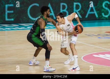 Madrid, Spanien. April 2021. Alberto Abalde (weiß) beim Real Madrid-Sieg über den Club Joventut Badalona (101 - 92) im regulären Saisonspiel der Liga Endesa (Tag 32), das in Madrid (Spanien) im Wizink Center gefeiert wurde. April 2021. (Foto von Juan Carlos García Mate/Pacific Press) Quelle: Pacific Press Media Production Corp./Alamy Live News Stockfoto