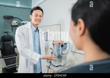 Nahaufnahme eines männlichen Arztes in Uniform mit Eine Patientin im Untersuchungsraum Stockfoto