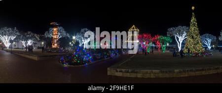 Holiday Light-Display am Marktplatz im Herzen des historischen Fredericksburg. Zusammengesetztes, breites Bild Stockfoto