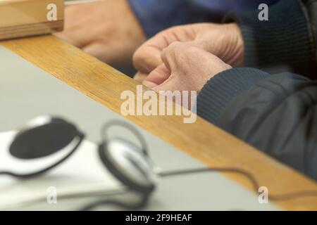 Kobenz, Deutschland. April 2021. Der Angeklagte Anwar R. sitzt im Dock des Oberlandesgerichts. Er wird beschuldigt, an der staatlichen Folter in Syrien teilgenommen zu haben. (To dpa: 'Weltweit erster Gerichtsverfahren über staatliche Folter in Syrien für ein Jahr') Quelle: Thomas Frey/dpa/Alamy Live News Stockfoto