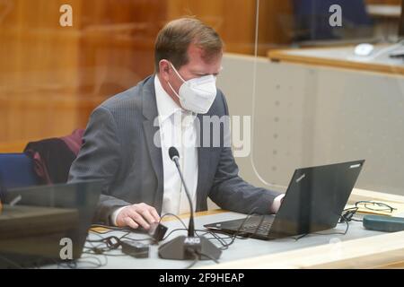 Kobenz, Deutschland. April 2021. Der leitende Staatsanwalt Jasper Klinge bereitet sich auf die Urteilsverkündung im Gerichtssaal des Oberlandesgerichts vor. Der nach Deutschland geflohene Angeklagte Anwar R. war Agent des staatlichen Geheimdienstes in Syrien. Das Gericht war überzeugt, dass er der Folter und der Freiheitsentzug schuldig war. (To dpa: „weltweit erster Gerichtsverfahren gegen staatliche Folter in Syrien über ein Jahr“) Quelle: Thomas Frey/dpa/Alamy Live News Stockfoto