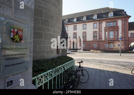 Kobenz, Deutschland. April 2021. Das Gebäude des Oberlandesgerichts. Das Gericht eröffnet die Verhandlung für die Verkündung des Urteils im Gerichtssaal des Oberlandesgerichts. Hier wird der Fall gegen einen 57-jährigen Mann gehört, der nach Deutschland geflohen und hier verhaftet wurde, angeblich Agent des staatlichen Geheimdienstes in Syrien gewesen zu sein. Das Gericht ist überzeugt, dass er der Folter und der Freiheitsentzug schuldig ist. (To dpa: „weltweit erster Gerichtsverfahren gegen staatliche Folter in Syrien über ein Jahr“) Quelle: Thomas Frey/dpa/Alamy Live News Stockfoto