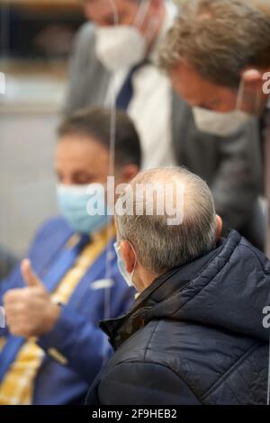 Kobenz, Deutschland. April 2021. Der Angeklagte Anwar R. sitzt im Dock des Oberlandesgerichts. Er wird beschuldigt, an der staatlichen Folter in Syrien teilgenommen zu haben. (To dpa: 'Weltweit erster Gerichtsverfahren über staatliche Folter in Syrien für ein Jahr') Quelle: Thomas Frey/dpa/Alamy Live News Stockfoto