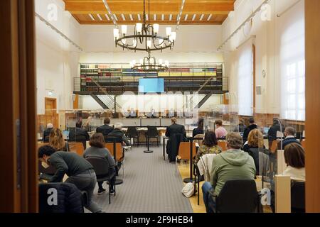 Kobenz, Deutschland. April 2021. Das Gericht eröffnet die Anhörung zur Verurteilung im Gerichtssaal des Oberlandesgerichts. Der 57-Jährige, der nach Deutschland geflohen und hier verhaftet wurde, war Agent des staatlichen Geheimdienstes in Syrien gewesen. Das Gericht war überzeugt, dass er der Folter und der Freiheitsentzug schuldig war. (To dpa: „weltweit erster Gerichtsverfahren gegen staatliche Folter in Syrien über ein Jahr“) Quelle: Thomas Frey/dpa/Alamy Live News Stockfoto