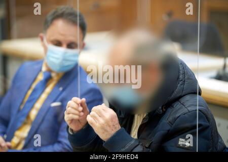 Kobenz, Deutschland. April 2021. Der Angeklagte Anwar R. (r) sitzt im Dock des Oberlandesgerichts neben seinem Anwalt. Er wird beschuldigt, an der staatlichen Folter in Syrien teilgenommen zu haben. (To dpa: 'Ein Jahr weltweit erster Prozess wegen staatlicher Folter in Syrien') Quelle: Thomas Frey/dpa - ACHTUNG: Person(en) wurden aus rechtlichen Gründen verpixelt/dpa/Alamy Live News Stockfoto