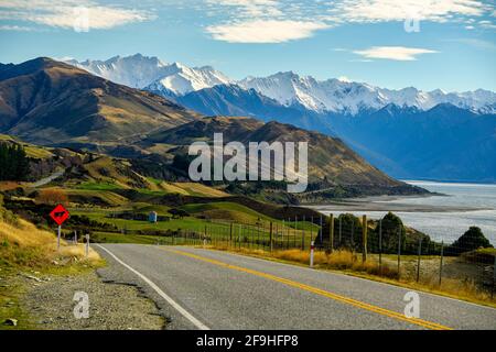 Atemberaubende Ausblicke im Sommer und wunderschöne Ausblicke auf Berge und Seen am Peter's Lookout mit Blick auf Mount Cook und Lake Pukaki in Neuseeland. Stockfoto