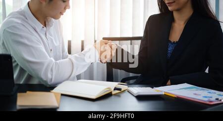 Abschluss des Meetings. Unternehmen und Partner handshaking und einig machen großes Projekt. Stockfoto