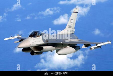 Recife, Brasilien, 10. November 2010. United States Air Force Lockheed Martin F-16 Kämpfer im Flug vor der Küste Brasiliens. Stockfoto