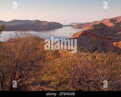 Vor der Dämmerung leuchten über dem Lake Argyle und dem irdenen Old River Dam, Kununurra, Kimberley, Stockfoto