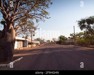 Boab (Adansonia gregorii) und verlassene O'Donnell St, Wyndham Port Precint, East Kimberley. Stockfoto