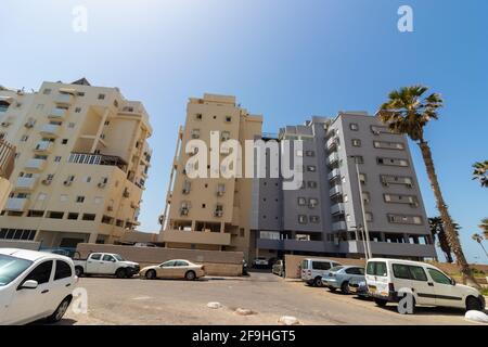 15-04-2021. Fledermaus Yam-israel. Gebäude an der Hauptstraße, neben dem Strand in bat Yam Stockfoto