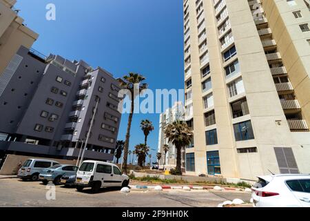 15-04-2021. Fledermaus Yam-israel. Gebäude an der Hauptstraße, neben dem Strand in bat Yam Stockfoto