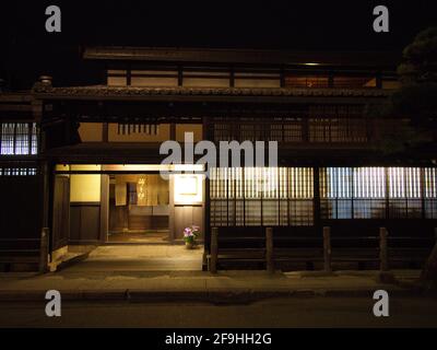 Takayama City, JAPAN - 11. April 2014: Nachtansicht der Sannomachi Street in Takayama, mit alten Holzgebäuden und Häusern aus der Edo-Zeit. Stockfoto