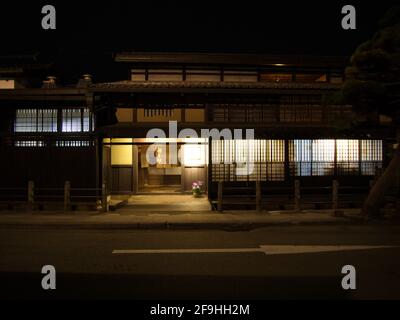 Takayama City, JAPAN - 11. April 2014: Nachtansicht der Sannomachi Street in Takayama, mit alten Holzgebäuden und Häusern aus der Edo-Zeit. Stockfoto