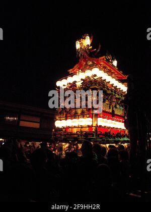 Takayama, JAPAN - 14. April 2014: Japanische traditionelle Festwagen (Yatai) in Takayama Frühlingsfest in der historischen Altstadt mit überfüllten Touri Stockfoto