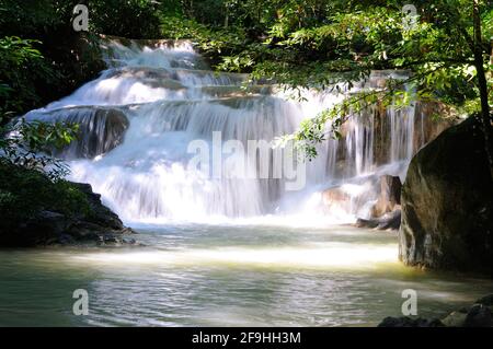 Wasserfall im Erawan National Park, Thailand Stockfoto