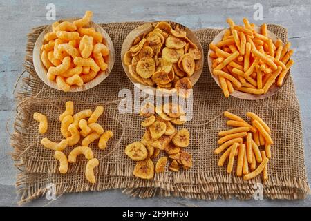 Bananenchips sind eine gesunde Mahlzeit, und gewürzte Maisbrei-Snacks sind ein toller Snack Stockfoto