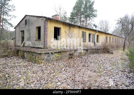 Oranienburg, Deutschland. April 2021. Das Wachungs- und Schießstand-Gebäude der SS-Einheiten des Konzentrationslagers Sachsenhausen in der Nähe der Schleuse Lehnitz. Nach dem Ende des Zweiten Weltkriegs diente das Gelände als Trainingsgelände der Nationalen Volksarmee (NVA) und wurde nach 1990 von der Polizei und der Oranienburger Schützengilde genutzt. Nach Protesten der Opferverbände wurden alle Übungen auf dem Gelände nach 1994 gestoppt. Quelle: Soeren Stache/dpa-Zentralbild/POOL/dpa/Alamy Live News Stockfoto