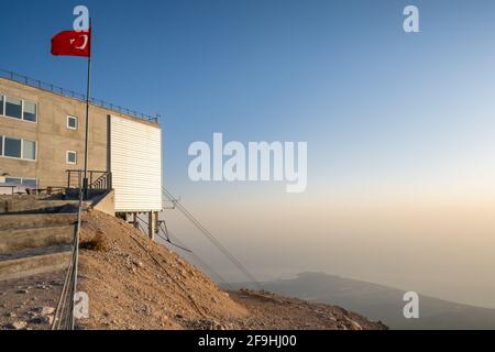 Seilbahnstation auf der Spitze des Tahtali Berges in Türkei Stockfoto