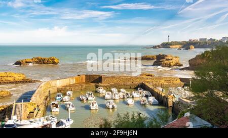 Biarritz in Frankreich, Panorama des kleinen Hafens Stockfoto