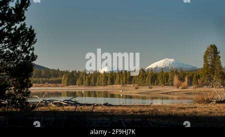 Nachmittag auf dem Davis Arm of Wickiup Reservoir in der Nähe von Bend, Oregon. Die Berge sind Broken Top (L) und Mt. Bachelor (R). Stockfoto