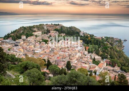 Malerische Stadt Taormina bei Sonnenuntergang in Sizilien, Italien Stockfoto