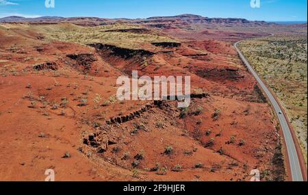 Pilbara ist eine Region in Westaustralien, die für die rote Erde und ihre riesigen Mineralvorkommen, insbesondere Eisenerz, bekannt ist. Stockfoto