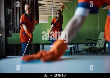 Drei Hausmeister machen die Reinigung im Bürocafé Stockfoto