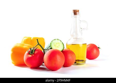 Frische Tomaten, Paprika, eine Gurke und Olivenöl, Gazpacho Zutaten Stockfoto