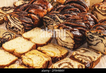 Verschiedene Arten von Babka- oder Brioche-Brot. Gefüllt mit Schokolade, Mohn, Walnüssen, Mandel Stockfoto