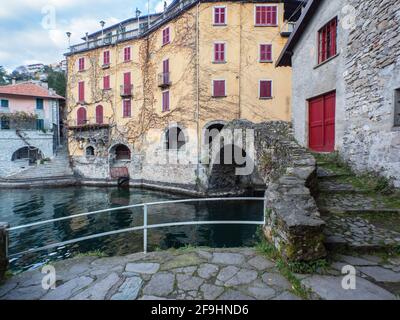 Berühmte Steinbogenbrücke über den Comer See im Dorf Nesso, Lombardei, Italien Stockfoto