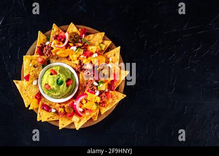 Mexikanische Nacho-Chips mit Fleisch und Guacamole Stockfoto