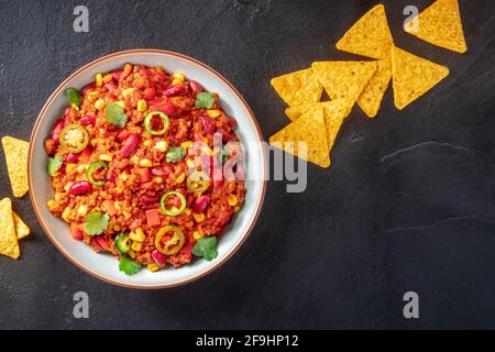 Chili con Carne, farbenfroher Eintopf mit Fleisch und Gemüse Stockfoto