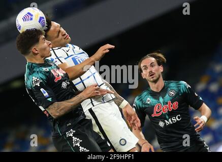 Neapel, Italien. April 2021. Der argentinische Stürmer von Inter Mailand, Lautaro Martinez, und der italienische Verteidiger von Neapel, Giovanni Di Lorenzo, gehen beim Fußballspiel SSC Napoli gegen den FC Internazionale Milano in der Serie A in den Titelkampf. Napoli und Inter Drew 1-1. Kredit: Unabhängige Fotoagentur/Alamy Live Nachrichten Stockfoto