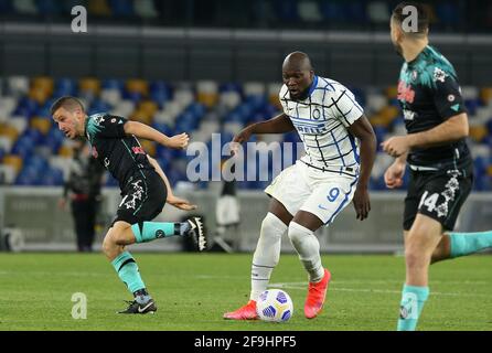 Neapel, Italien. April 2021. Der belgische Stürmer von Inter Mailand, Romelu Lukaku, kämpft während des Fußballspiels SSC Napoli gegen den FC Internazionale Milano um den Ball mit dem deutschen Mittelfeldspieler von Napoli, Diego Demme. Napoli und Inter Drew 1-1. Kredit: Unabhängige Fotoagentur/Alamy Live Nachrichten Stockfoto