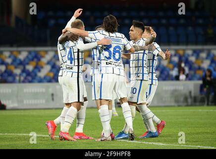 Neapel, Italien. April 2021. Die Spieler von Inter feiern das Tor ihrer Mannschaft während des Fußballspiels der Serie A SSC Napoli gegen den FC Internazionale Milano. Napoli und Inter Drew 1-1. Kredit: Unabhängige Fotoagentur/Alamy Live Nachrichten Stockfoto