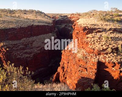 Die dunkle Öffnung der Joffre Gorge vom Oxers Lookout, Karijini National Park, Western Australia Stockfoto