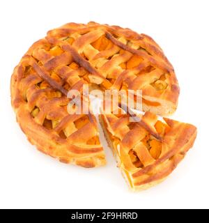 Aprikosenkuchen in Scheiben geschnitten, auf Weiß isoliert. Hausmannskost Stockfoto