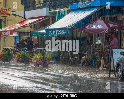 19. Juli 2020. Laragne-Monteglinin, Frankreich. Starker Regen auf den Straßen der Kleinstadt. In den Geschäften und Cafés verstecken sich Menschen. Wettervorhersage für Regen Stockfoto